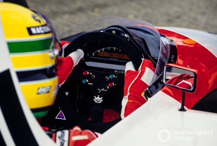 アイルトン・セナのマクラーレンMP4/6ホンダのステアリングホイールとダッシュボード

