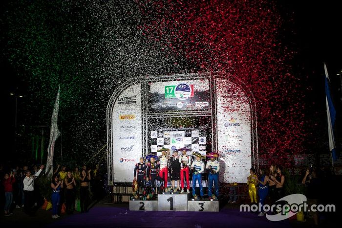 Podio: los ganadores Sébastien Ogier, Julien Ingrassia, Toyota Gazoo Racing WRT Toyota Yaris WRC, segundos Ott Tänak, Martin Järveoja, Hyundai Motorsport Hyundai i20 Coupe WRC, y terceros Teemu Suninen, Jarmo Lehtinen, M-Sport Ford WRT Ford Fiesta WRC