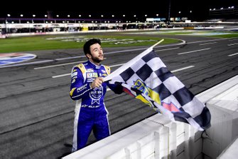 Race winner Chase Elliott, Hendrick Motorsports Chevrolet Kelley Blue Book celebrates
