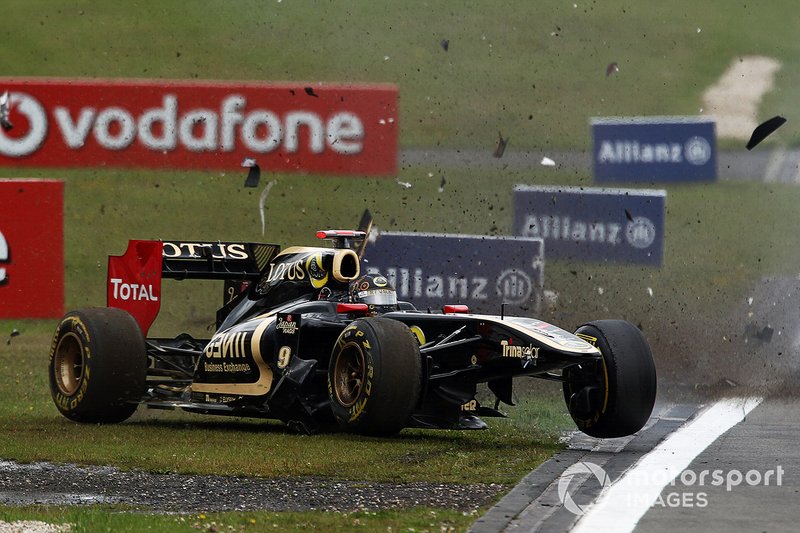 Nick Heidfeld, Lotus Renault GP R31 crashed out of the race after contact with Sebastien Buemi, Scuderia Toro Rosso STR6