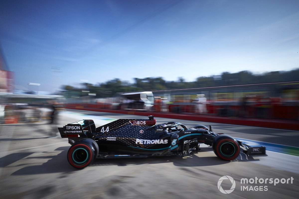 Lewis Hamilton, Mercedes F1 W11, lascia il garage