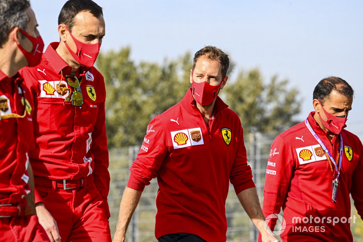 Sebastian Vettel, Ferrari, cammina in pista con Marc Gene, pilota di riserva, Ferrari e altri compagni di squadra