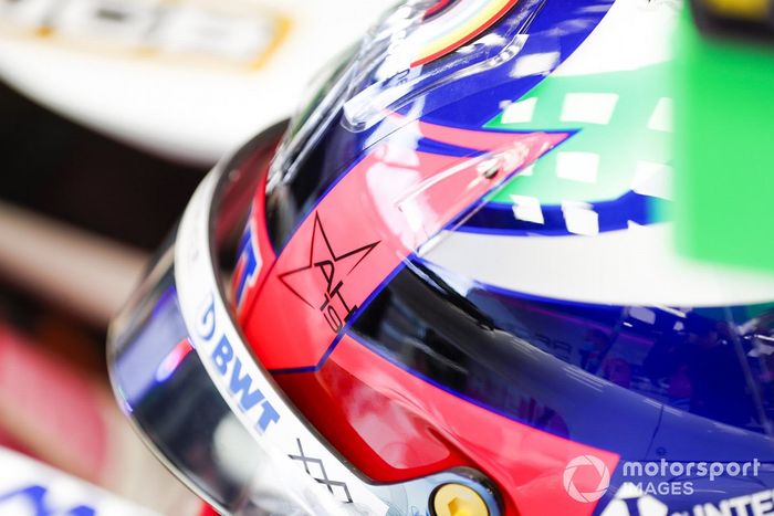 Un homenaje a Anthoine Hubert en el casco de Sergio Pérez, Racing Point