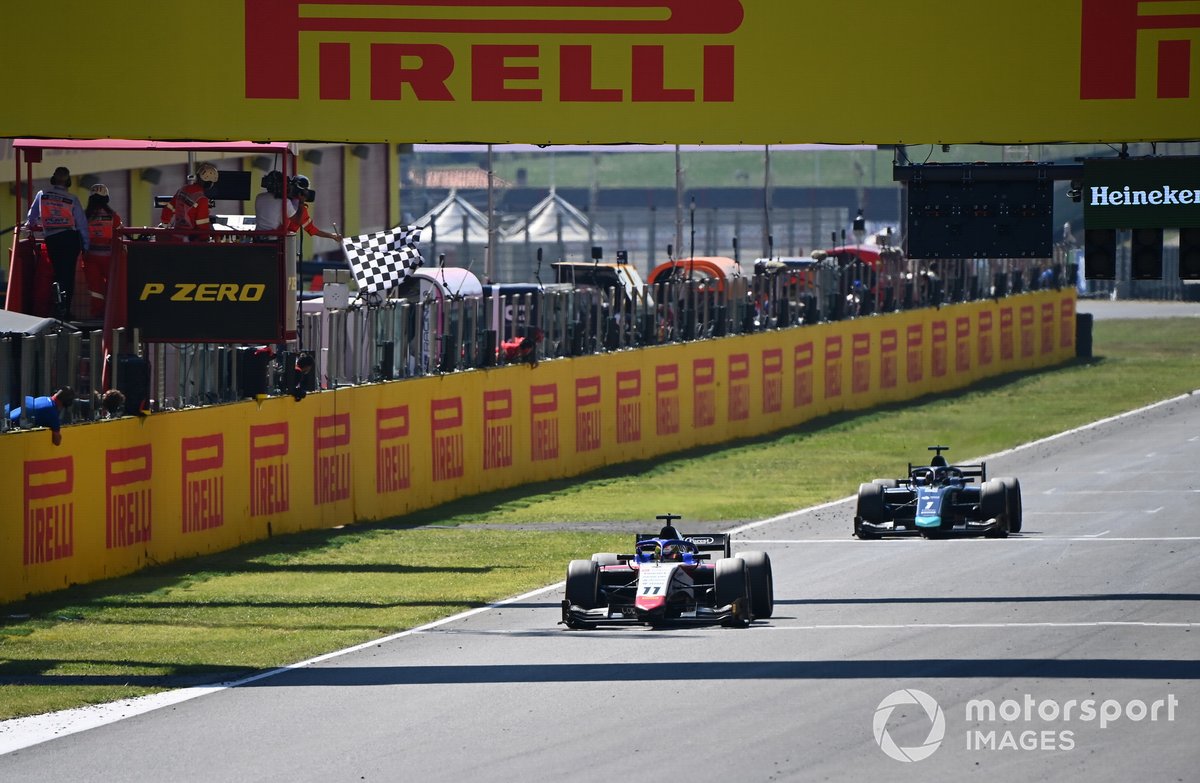 Louis Deletraz, Charouz Racing System davanti a Juri Vips, Dams taglia il traguardo