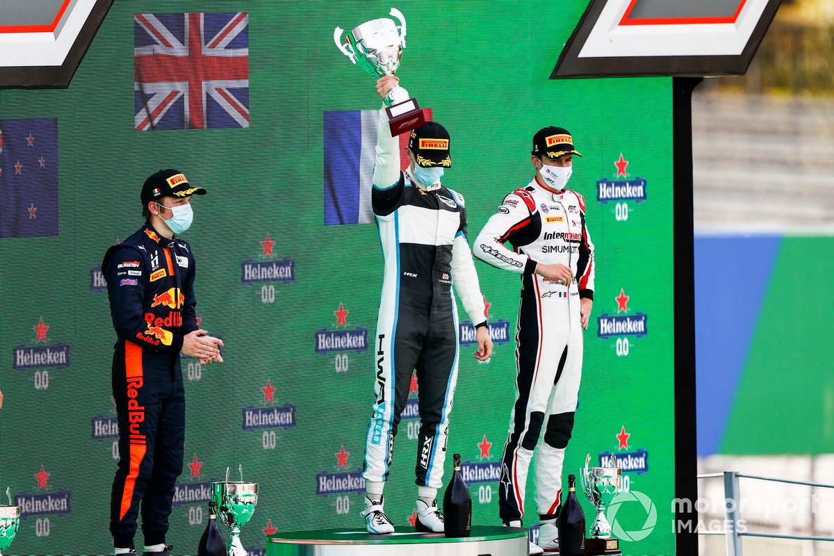 Liam Lawson, Hitech Grand Prix, el ganador Jake Hughes, HWA Racelab y Theo Pourchaire, ART Grand Prix, celebran en el podio