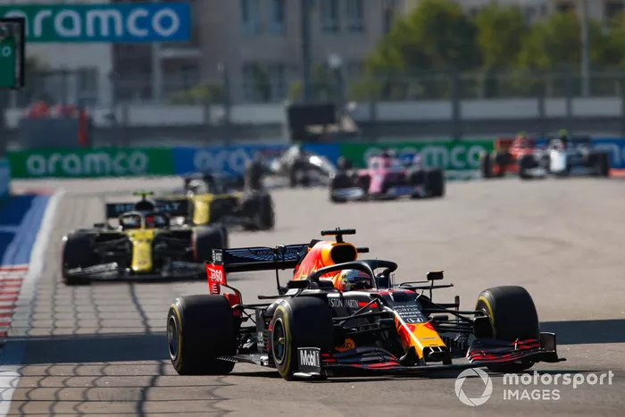 Max Verstappen, Red Bull Racing RB16, Esteban Ocon, Renault F1 Team R.S.20, Daniel Ricciardo, Renault F1 Team R.S.20
