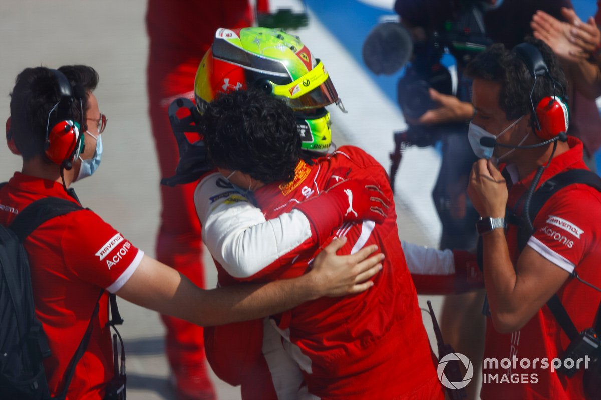 Il vincitore della gara Mick Schumacher, Prema Racing festeggia nel parco chiuso con il suo team