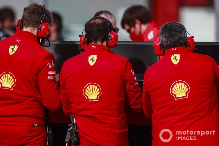 Ingenieros de Ferrari en la parrilla