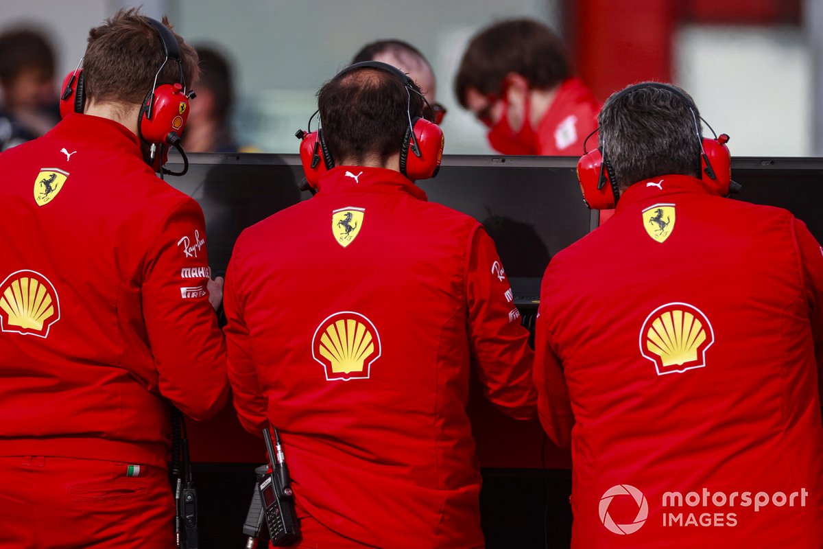 Ingenieros de Ferrari en la parrilla