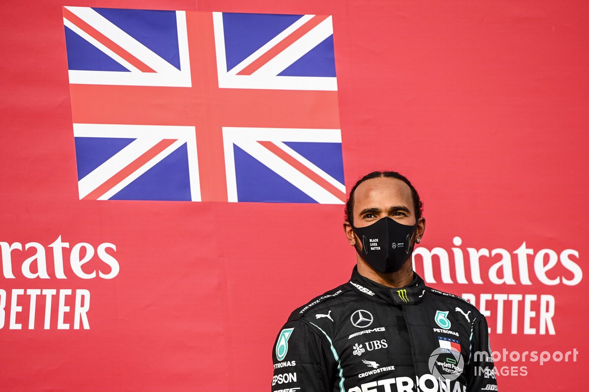 Il vincitore della gara Lewis Hamilton, Mercedes-AMG F1 festeggia sul podio