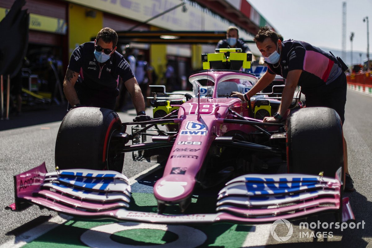 Meccanici con l'auto di Lance Stroll, Racing Point RP20