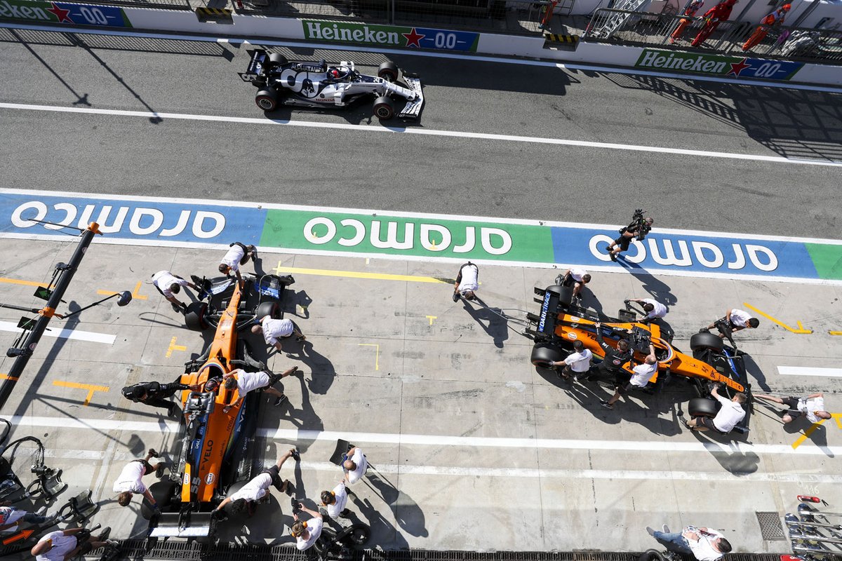 Carlos Sainz Jr., McLaren MCL35, Lando Norris, McLaren MCL35, Daniil Kvyat, AlphaTauri AT01