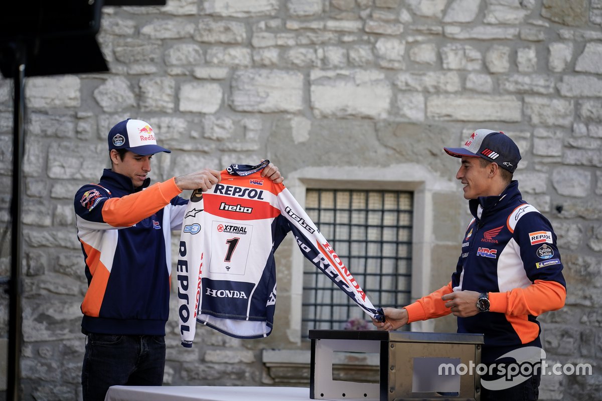 Marc Márquez y Alex Márquez en el juego de la Caja Sorpresa
