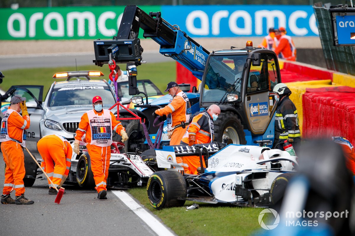 Antonio Giovinazzi, Alfa Romeo Racing C39 choca con la barrera y su neumático suelto golpea el monoplaza de George Russell, Williams FW43
