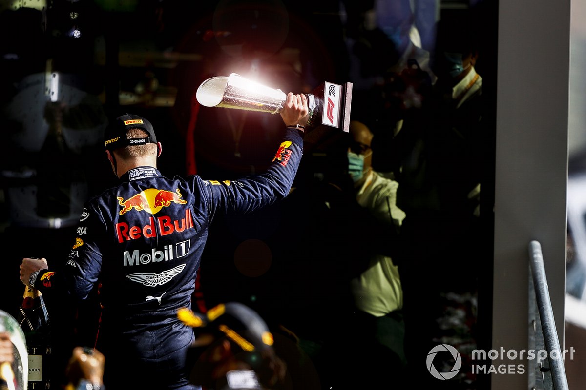 Podio: tercer lugar Max Verstappen, Red Bull Racing celebra