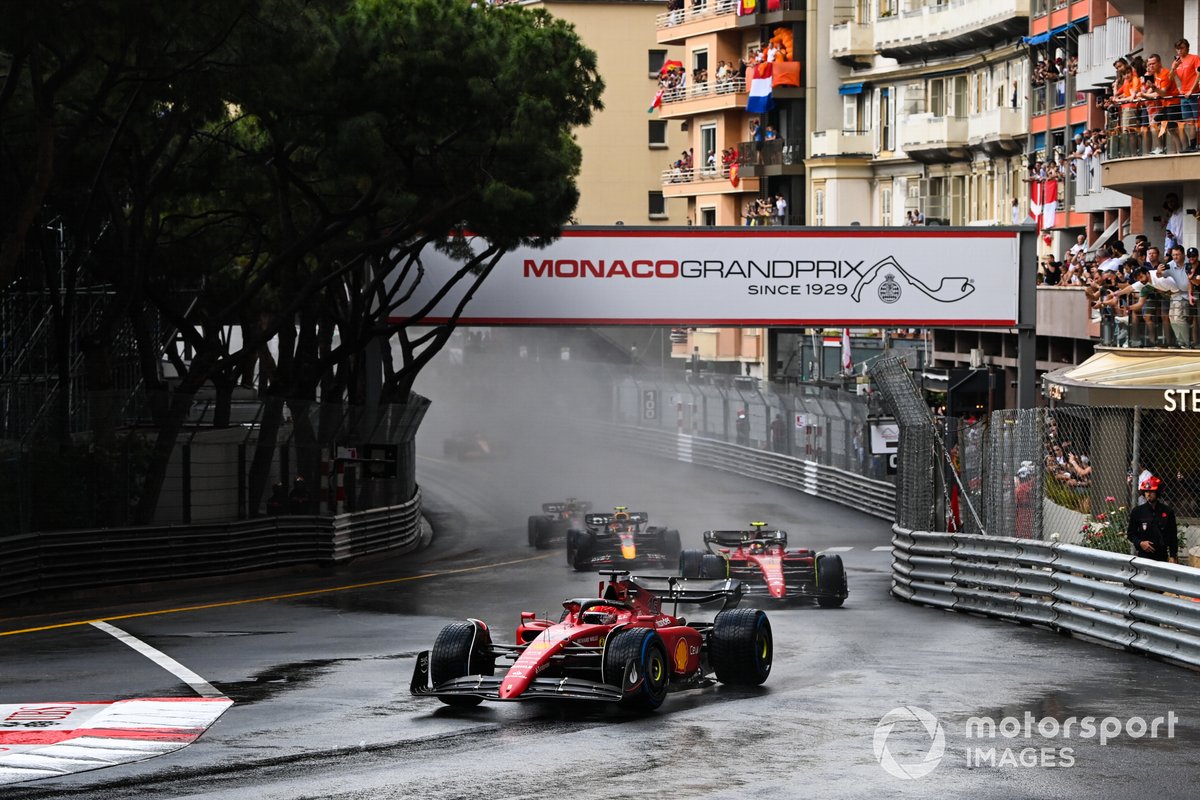Charles Leclerc, Ferrari F1-75, Carlos Sainz, Ferrari F1-75, Sergio Pérez, Red Bull Racing RB18
