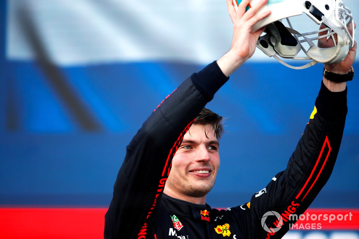 Max Verstappen, Red Bull Racing, 1ª posición, recibe un casco de NFL de los Miami Dolphins en el podio