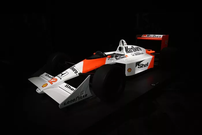 7位：マクラーレン・ホンダMP4/4（1988年）：
世代最強を欲しいままにした1台。16戦中15勝を挙げるという、無類の強さを発揮した。F1の長い歴史上、ここまでの強さを誇ったマシンは他にほとんどない。
ゴードン・マーレイ設計のシャシーは、徹底的に低重心化され、ハンドリングに好影響を与えた。また、それに搭載されたホンダのV6ターボエンジンも最強……まさに付け入る隙がなかった。
ドライバーはアイルトン・セナとアラン・プロスト。この年はセナが初載冠を果たしたが、後々ふたりの軋轢は悪化していくことになる。