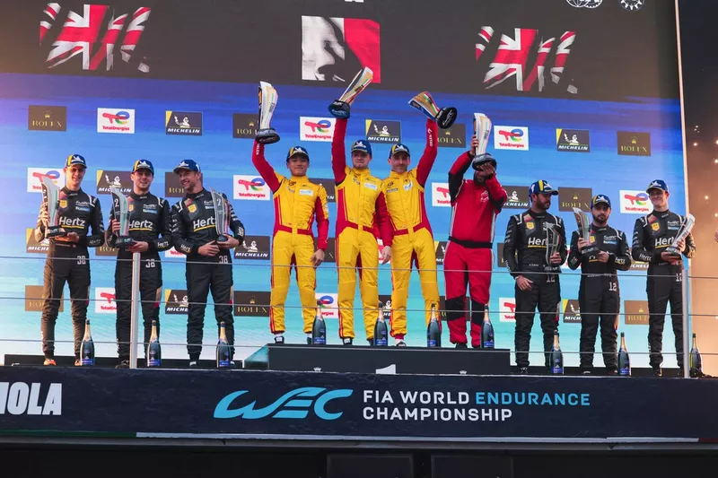 Podio HY CUP: Vincitore della gara #83 AF Corse Ferrari 499P: Robert Kubica, Robert Shwartzman, Yifei Ye, secondo posto #38 Hertz Team Jota Porsche 963: Jenson Button, Philip Hanson, Oliver Rasmussen, terzo posto #12 Hertz Team Jota Porsche 963: Will Stev