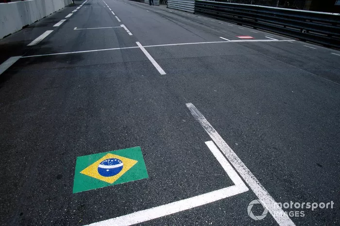 Las banderas de Brasil y Austria pintadas en la parrilla en memoria de Ayrton Senna y Roland Ratzenberger