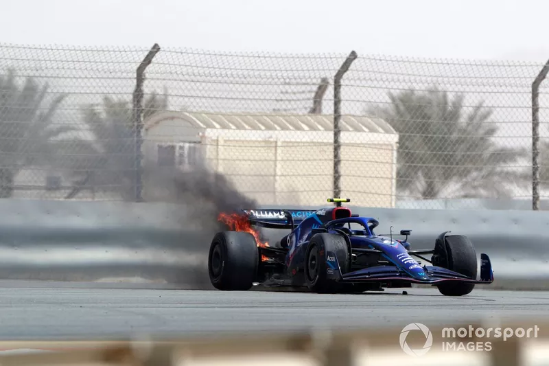 Nicholas Latifi, Williams FW44, si ferma a bordo pista a causa dell'incendio ai freni posteriori
