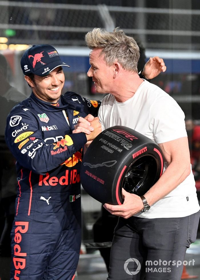 Sergio Pérez, de Red Bull Racing, recibe el premio Pirelli Pole Position de manos del Gordon Ramsay