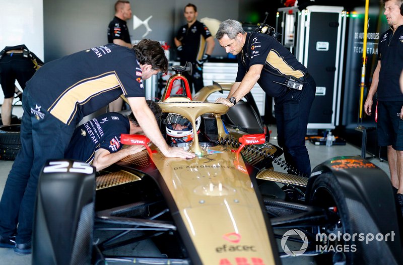 Jean-Eric Vergne, DS TECHEETAH, DS E-Tense FE20 talks to his team