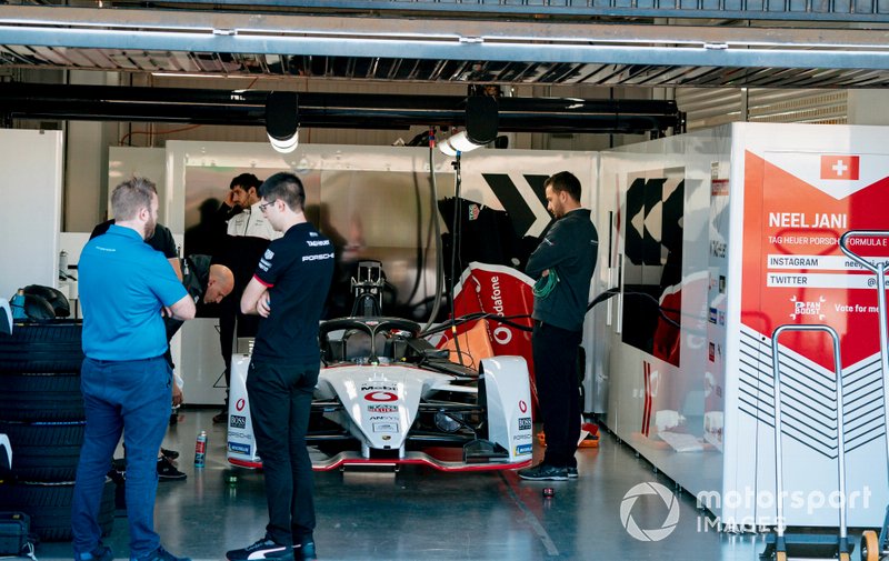 Les mécaniciens travaillent sur la voiture de Neel Jani, Tag Heuer Porsche, Porsche 99x Electric