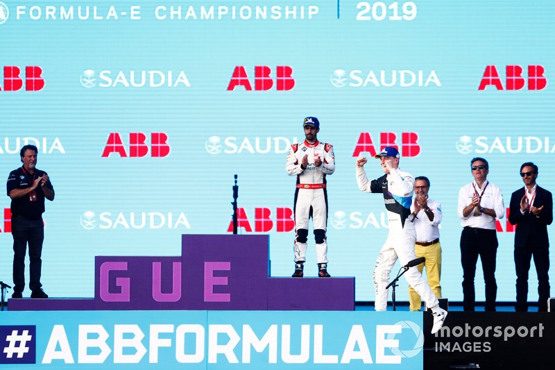 Maximilian Gunther, BMW I Andretti Motorsports, 2° classificato, festeggia sul podio
