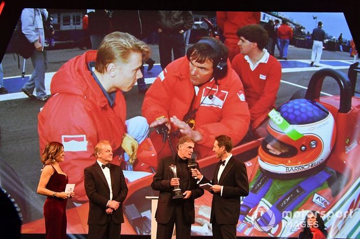 Dick Bennetts recibe el Premio Gregor Grant