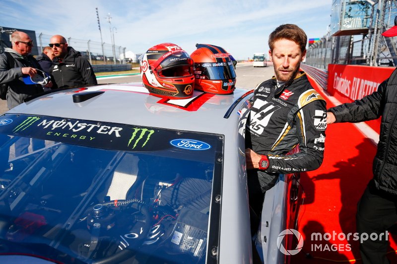 Romain Grosjean, Haas F1, sube al coche del piloto de la Copa NASCAR Tony Stewart