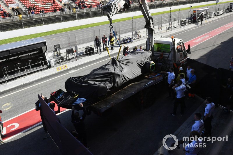 Lewis Hamilton's Mercedes F1 W11 wordt teruggebracht naar de pits