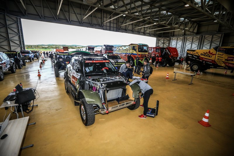 Verificaciones en Paul Ricard antes del embarque del Dakar 2020