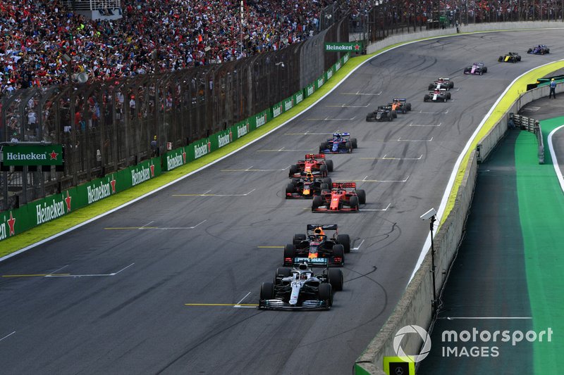 Lewis Hamilton, Mercedes AMG F1 W10, Max Verstappen, Red Bull Racing RB15, Sebastian Vettel, Ferrari SF90, Alexander Albon, Red Bull RB15, Charles Leclerc, Ferrari SF90, y el resto cuando finaliza el primer período del Coche de Seguridad