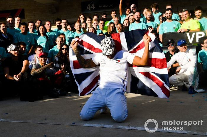 Lewis Hamilton, Mercedes AMG F1, celebra con su equipo después de conseguir su 6º título de pilotos