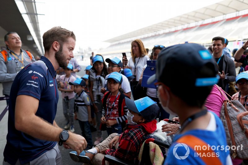 Sam Bird, Virgin Racing, incontra i bambini in pit lane durante la visita