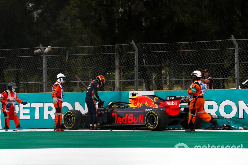 Alex Albon, Red Bull RB15 crashes in FP2