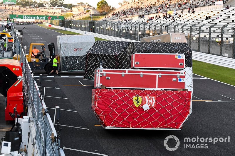 De l'équipement Ferrari est prêt au transport