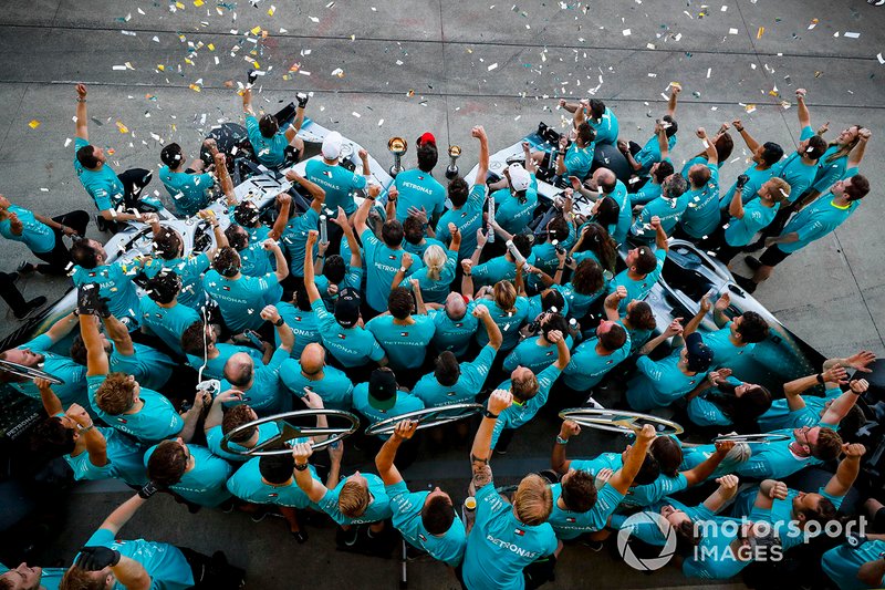 El equipo Mercedes celebra su sexto Mundial de constructores consecutivo