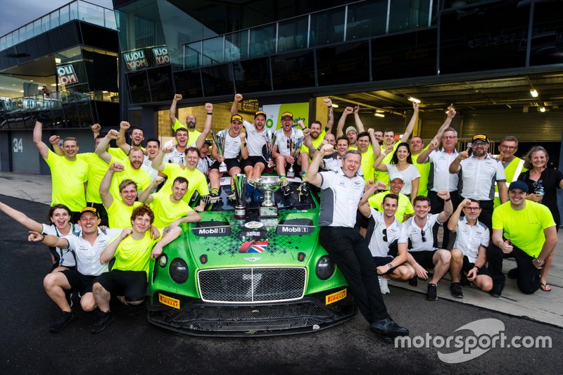 Il vincitore #7 Bentley Team M-Sport Bentley Continental GT3: Jules Gounon, Maxime Soulet, Jordan Pepper con il team