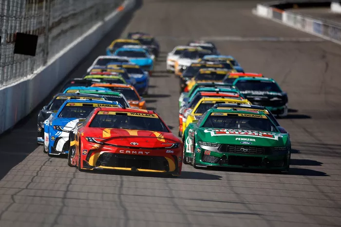 Bubba Wallace, 23XI Racing Toyota, Joey Logano, Team Penske Ford