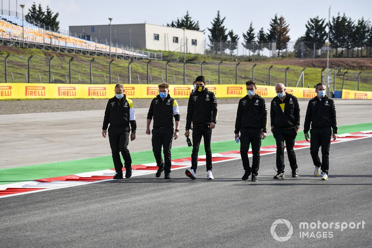 Esteban Ocon, Renault F1 walks the track