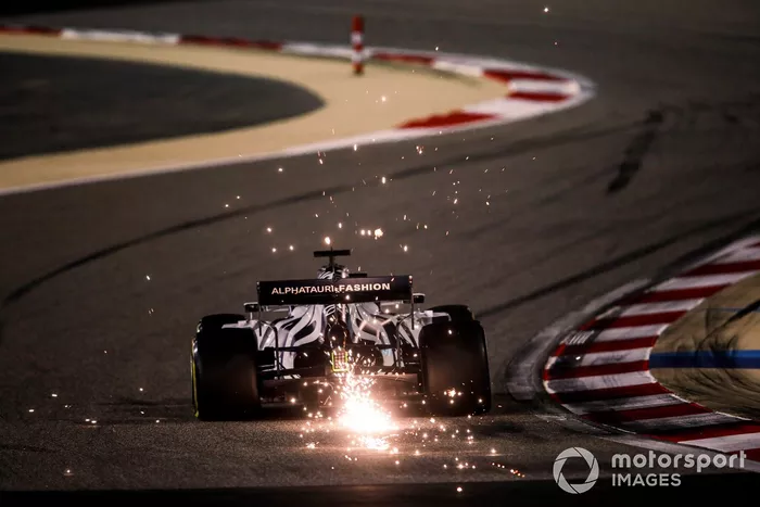 Daniil Kvyat, AlphaTauri AT01 sacando chispas