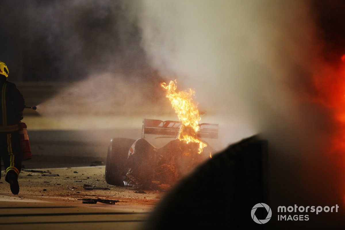 Un bombero extingue las llamas del monoplaza de Romain Grosjean, Haas VF-20.