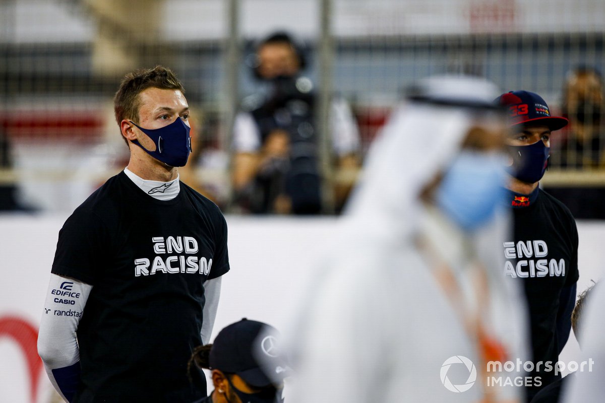 Daniil Kvyat, AlphaTauri, e Max Verstappen, Red Bull Racing, in piedi per l'inno nazionale prima della partenza