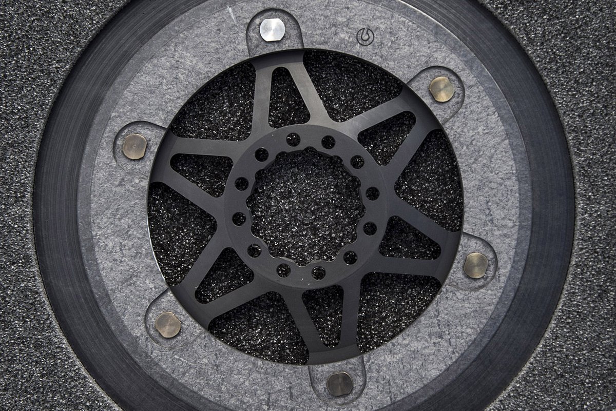 Dettaglio del disco freno Brembo in carbonio a fascia alta