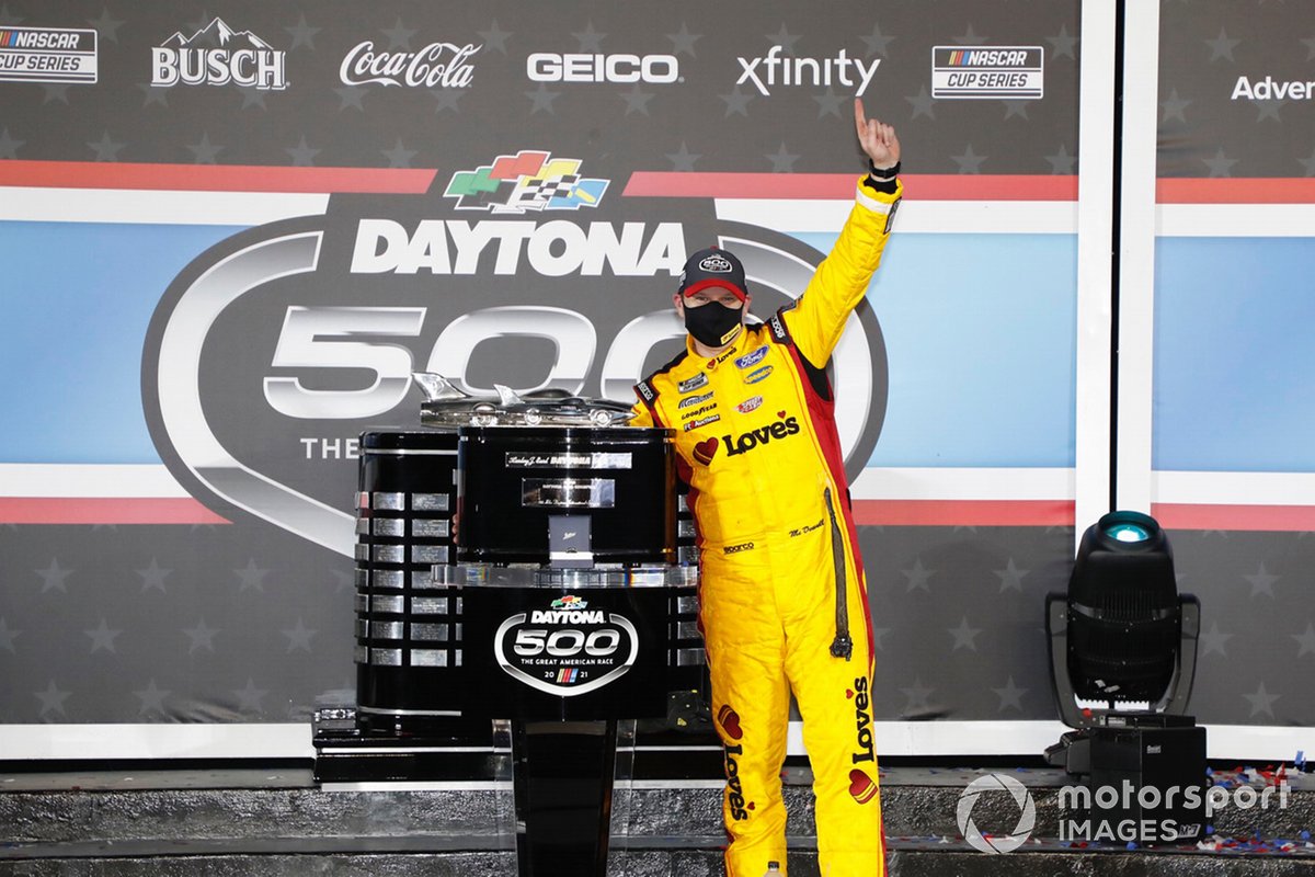 Race winner Michael McDowell, Front Row Motorsports, Ford Mustang Love's Travel Stops