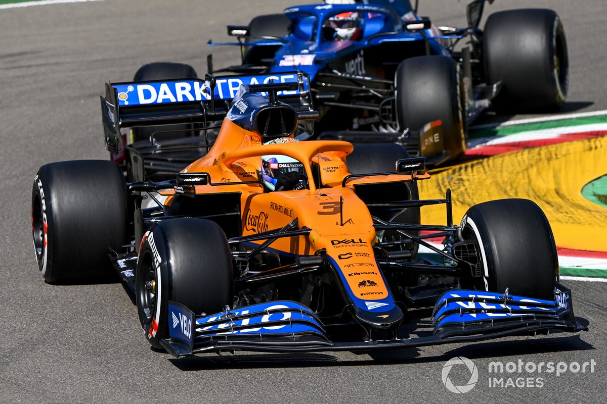 Daniel Ricciardo, McLaren MCL35M, Esteban Ocon, Alpine A521