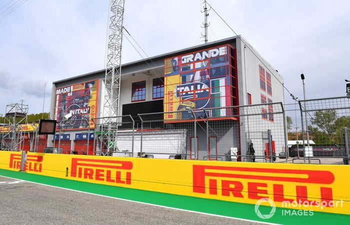Carteles de Pirelli en Imola