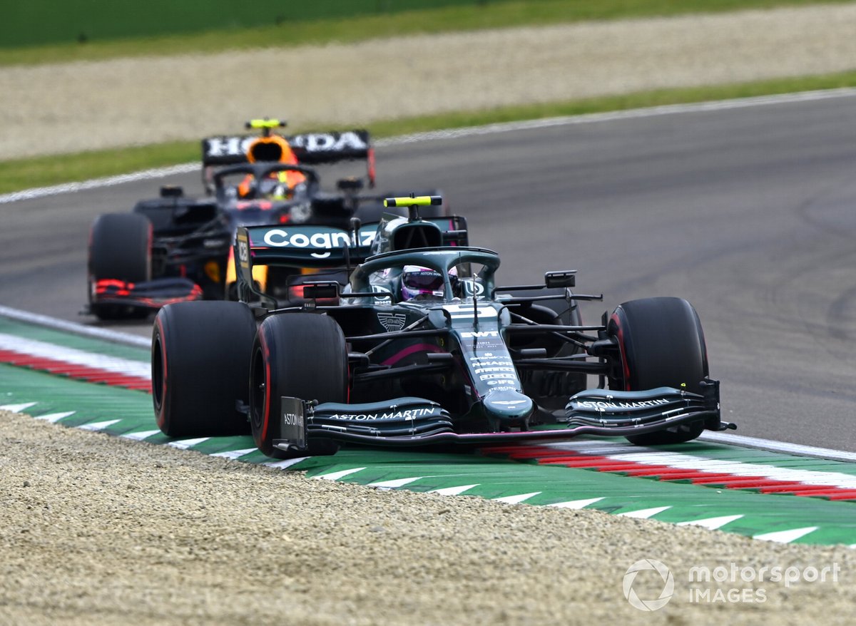 Sebastian Vettel, Aston Martin AMR21, Sergio Pérez, Red Bull Racing RB16B